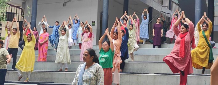 छात्र छात्राओं के साथ विद्यालय शिक्षकों द्वारा किया गया योग