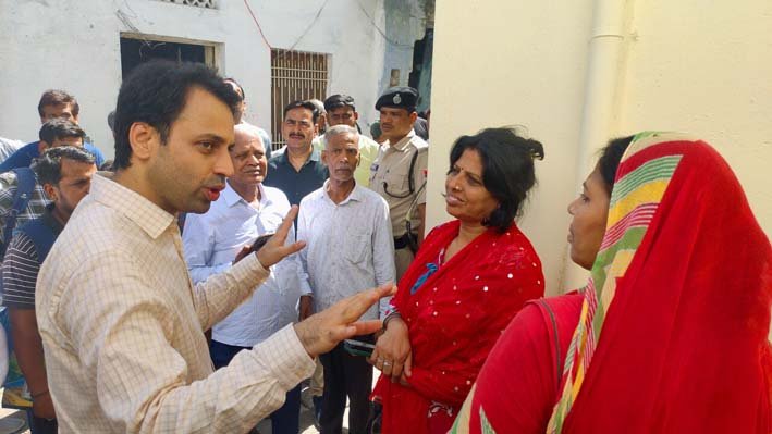 गली-गली घूमे कलक्टर, घरों पर दस्तक देकर पूछा जलापूर्ति के बारे  में 