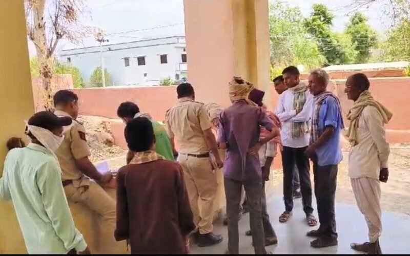 बाथरूम जा रहे युवक घर से आई बदबू, घर के अंदर देखा तो भाई फंदे से लटका मिला
