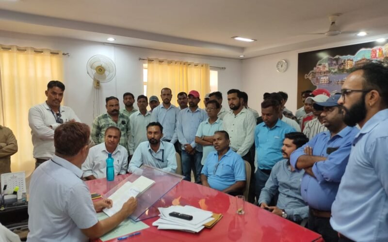 लाइनमैन की मौत का मामला: दोषियों को बर्खास्त करने की बिलजी निगम के कर्मचारियों ने की मांग, एसई ऑफिस के बाहर प्रदर्शन 