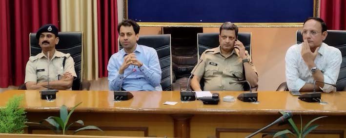 आपसी समन्वय,भाईचारा तथा सहयोग की भावना से मनाएं त्यौहार – जिला कलेक्टर पोसवाल