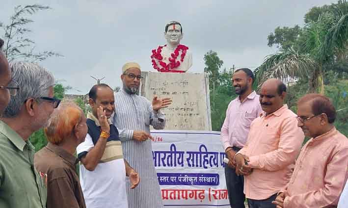 परदेशी पार्क में साहित्यकारों-कवियों ने मनाई परदेशी की 101वीं जयंती