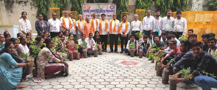 फतहनगर क्षेत्र में जगह-जगह चला पौधारोपण अभियान,महाविद्यालय में ट्री गार्ड का किया वितरण