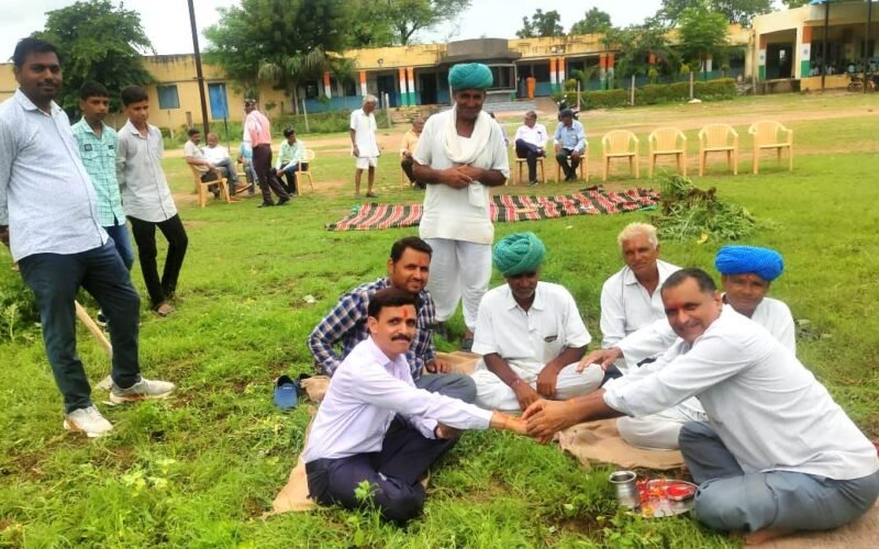 चंगेड़ी के राजकीय विद्यालय में भामाशाहों के सहयोग से साइकिल स्टैण्ड का किया शिलान्यास