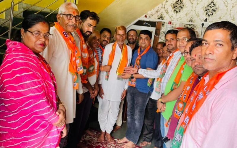 बीजेपी कार्यकर्ताओ ने सुनी  प्रधानमंत्री के मन की बात