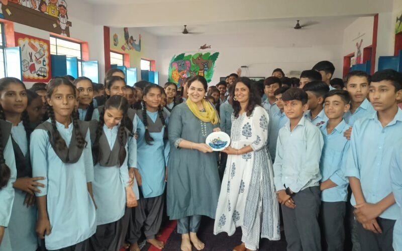 यूएसए की ग्राफिक डिज़ाइनर रचना दमानी ने किया वरड़ा स्कूल का निरीक्षण