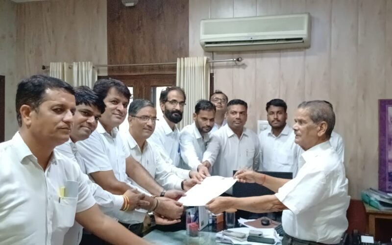 महापौर को सौपा ज्ञापन