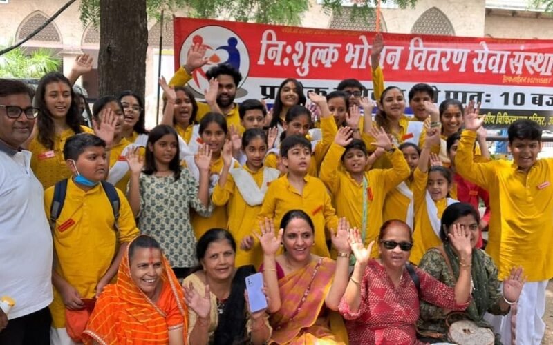 भक्तिमय वातावरण के साथ उपलब्ध कराया निःशुल्क भोजन