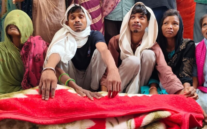 करंट से घायल कर्मी की मौत: 10 लाख मुआवजे और नौकरी की मांग के बाद माने परिजनों 