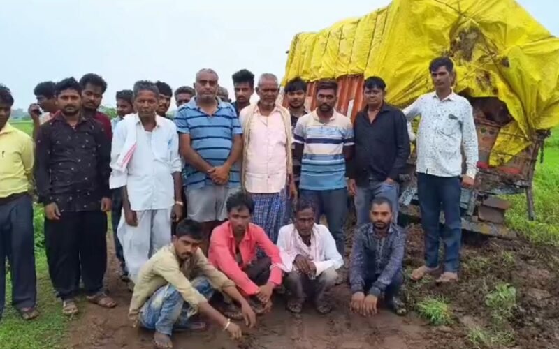 डूंगरपुर। कीचड़ में फसे ट्रक मिले कटे नीलगरी के पेड़, चारागाह भूमि पर नीलगिरी के पेड़ काटने का आरोप