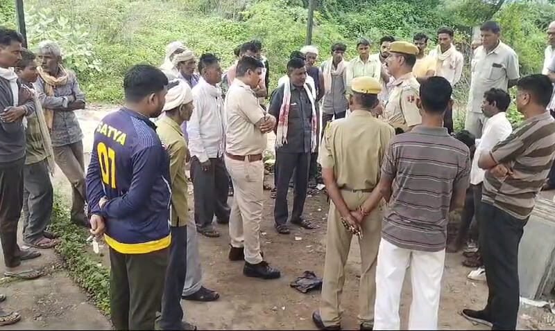 ट्रेजरी मे तैनात पुलिसकर्मी ने तहसील के पीछे टेलीफोन के टावर पर रस्सी का फंदा लगाकर किया सुसाइड 