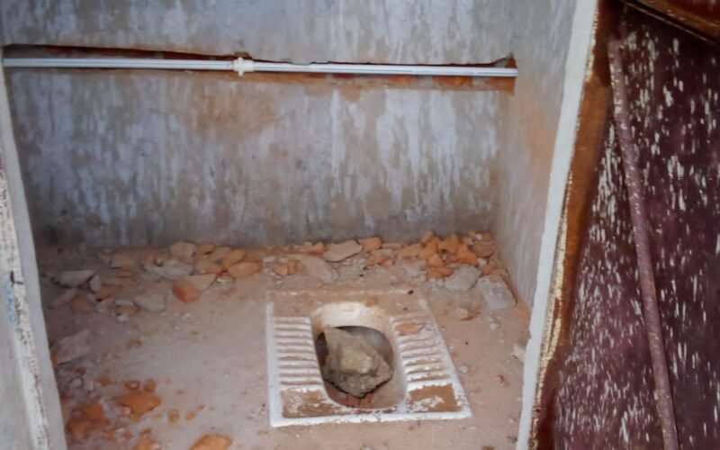 जर्जर छतें और अधूरे शौचालय: बिलुडा के सरकारी विद्यालय की दुर्दशा, शौचालय की अधूरी व्यवस्था से बच्चों की परेशानी