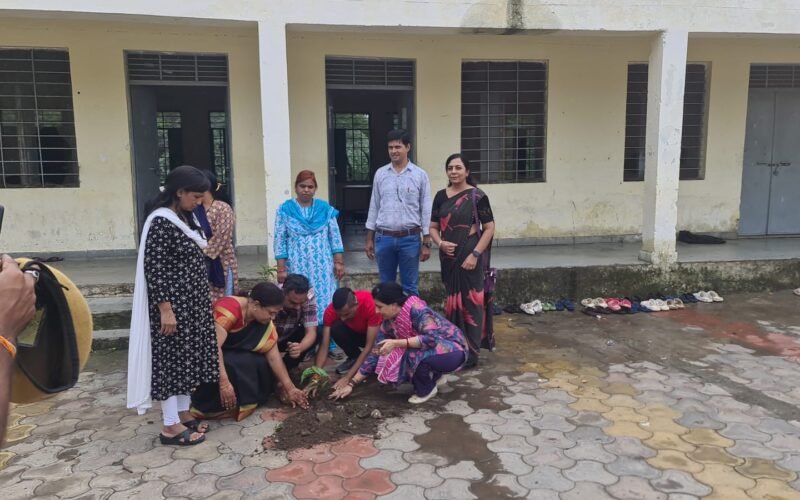 संभागीय आयुक्त डॉ. नीरज के. पवन ने लक्ष्मणगढ़ झरी स्कूल का किया निरीक्षण