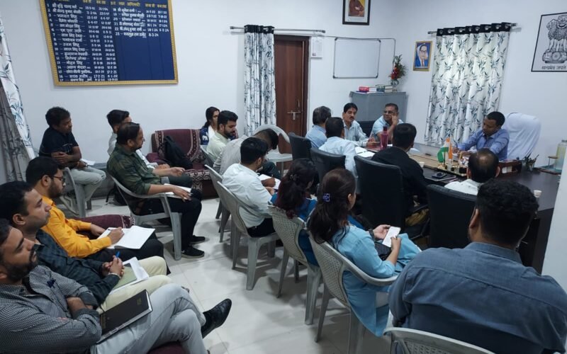 मौसमी बीमारियों को लेकर S.D.M ने ली चिकित्साधिकारियों की बैठक