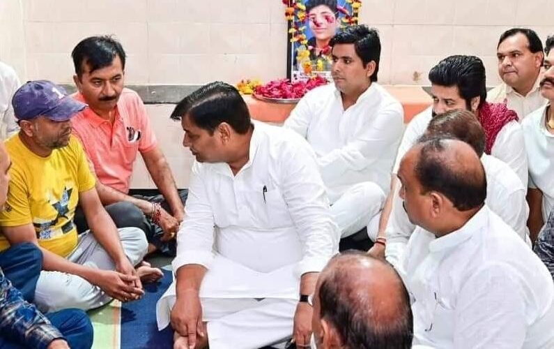 डोटासरा ने छात्र देवराज  के घर पहुंचकर श्रद्धांजलि अर्पित की