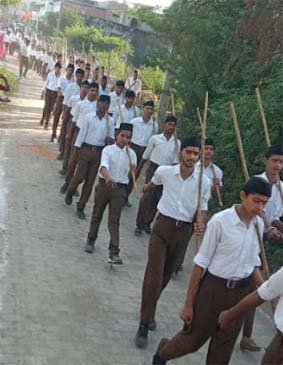 फलीचड़ा में निकला फतहनगर खंड का पथ संचलन,अनुशासित स्वयंसेवकों का संचलन देख ग्रामीण हुए प्रफुल्लित