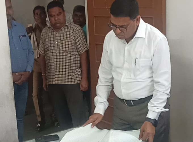 ऑफिस में कलक्टर को अपने बीच पाकर कार्मिक रह गए हक्के-बक्के