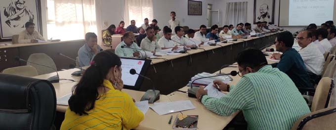 जिला स्वास्थ्य समिति की बैठक में जिला कलक्टर ने की स्वास्थ्य सेवाओं की समीक्षा