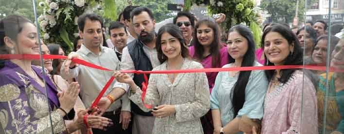 एक्ट्रेस व परफॉर्मर धनश्री वर्मा ने उदयपुर में लाइमलाइट डायमंड्स के पहले स्टोर का आलीशान तरीके से उद्घाटन किया