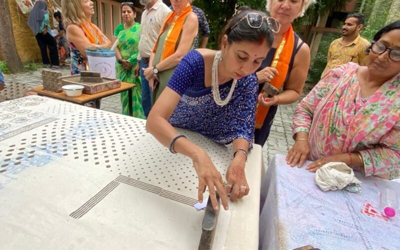 फ्रेंच दूतावास प्रतिनिधियों का इंडिगो प्रिंटिंग में दिखा उत्साह