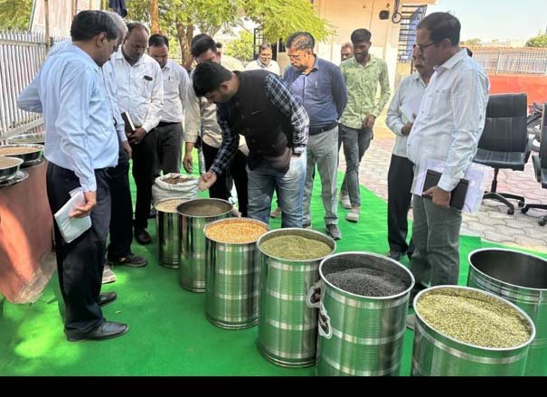 भीलवाड़ा: शासन सचिव  राजन विशाल ने कृषि विभाग की योजनाओं की क्रियान्विति का धरातल पर लिया जायजा
