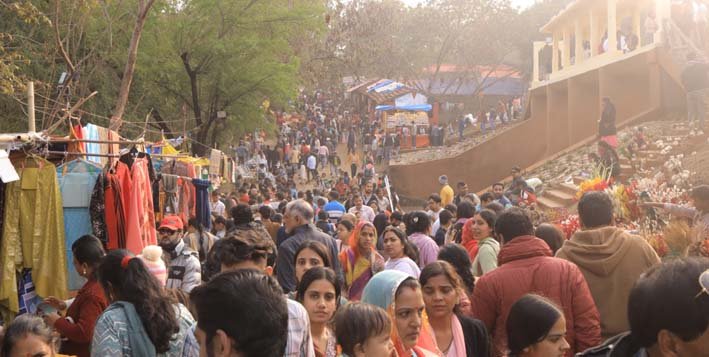 शाम होते-होते खरीदारों से भर जाता है शिल्पबाजार,  हो रही ख्ूब खरीदारी