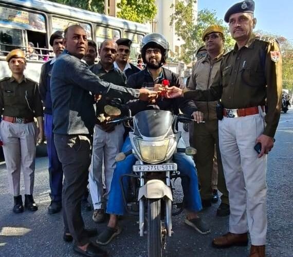 गुलाब का फूल देकर की समझाइश