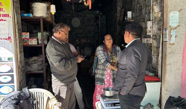 भीलवाड़ा : भीलवाडा शहर की डेयरियों से घी, दही, पनीर के नमूने लेकर खाद्य विभाग की टीम ने की कार्यवाही