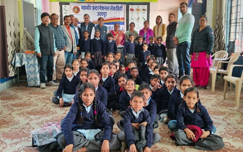महावीर इंटरनेशनल लेकसिटी द्वारा स्वेटर का वितरण