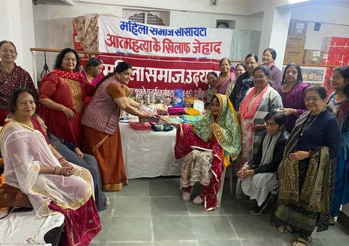 जरूरतमंद बिटिया को झोली भर उपहार देकर मनाया नया साल