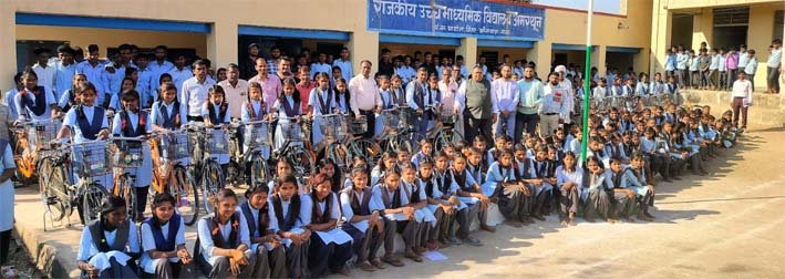 60 भगवा रंग की साइकिल वितरित