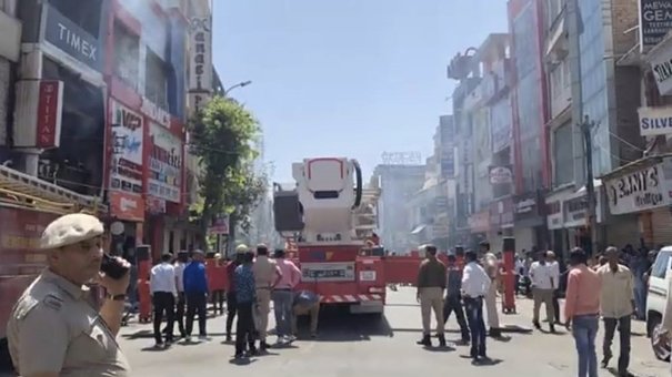 उदयपुर:बापू बाजार में बहुमंजिला दुकान में लगी आग, फायर बिग्रेड ने किया काबू