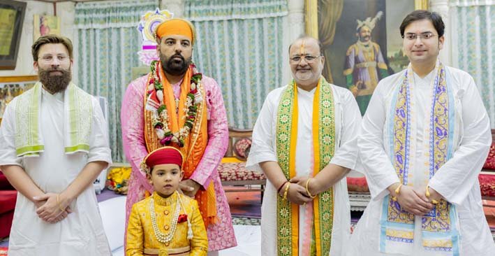 मेवाड़ की राजशाही परंपरा : राजगद्दी उत्सव के बाद पहली बार डॉ. लक्ष्यराज सिंह मेवाड़ सपरिवार द्वारकाधीश मंदिर कांकरोली पहुंचे, मेवाड़ में सुख-समृद्धि की कामना की 