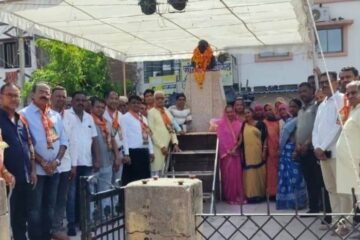 प्रतिमा पर पुष्पांजलि अर्पित कर अम्बेडकर के योगदान को किया याद