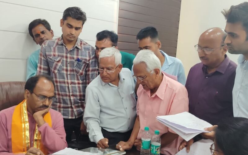सांसद डॉ रावत की जनसुनवाई में आई 60 से ज्यादा परिवेदनाएं, कई का हाथों हाथ किया निबटारा, कुछ विभागों को भेज निर्देश दिए
