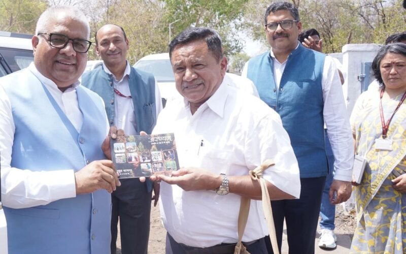 भटनागर ने केंद्रीय वन मंत्री को भोपाल भेंट की अपनी पुस्तक