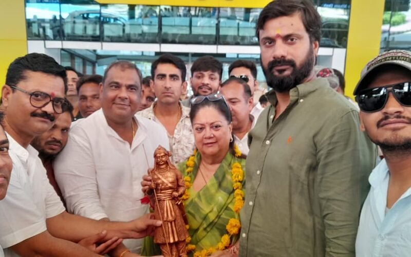 सुभाष नवयुवक मंडल ने पूर्व मुख्यमंत्री वसुंधरा राजे का एयरपोर्ट पर किया स्वागत