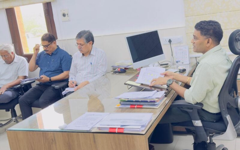 खान विभाग प्रतिमाह एक हजार करोड़ रु. के राजस्व संग्रहण के लक्ष्य के साथ आगे बढ़े-प्रमुख सचिव माइन्स श्री टी. रविकान्त – इस साल 12980 करोड़ के राजस्व संग्रहण का बड़ा लक्ष्य