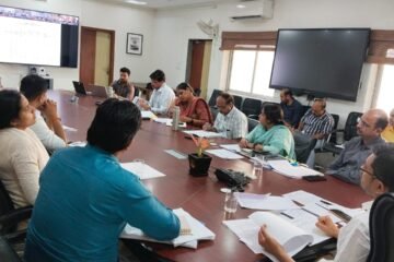 जिला कलक्टर ने की जनहितकारी योजनाओं की प्रगति की समीक्षा