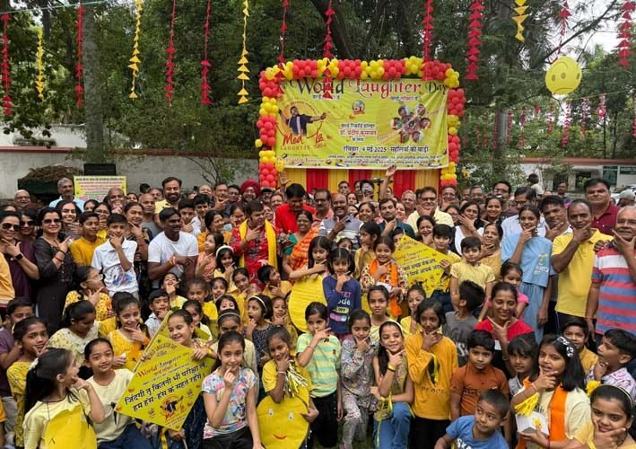 विश्व हास्य दिवस पर सहेलियों की बाड़ी में जमके लगे ठहाके