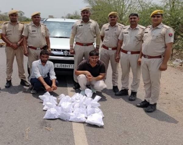1 करोड़ रुपये कीमत की 30 किलो से अधिक अवैध अफीम के साथ ब्रेजा कार जब्त