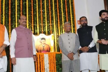 सांसद डॉ रावत ने संविधान सदन में दी वीर सावरकर को श्रद्धांजलि