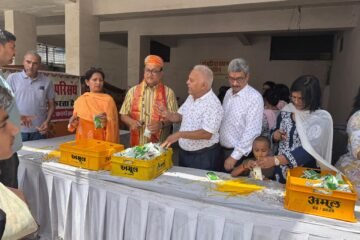 भारतीय लॉयन्स परिसंघ का अभियान: छाछ पीकर भीषण गर्मी से राहत पा रहे लोग