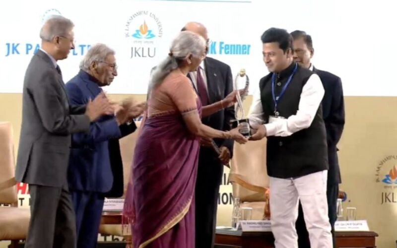 वित्तमंत्री निर्मला सीतारमण ने नारायण सेवा संस्थान संस्थापक चेयरमैन को सामुदायिक सेवा एवं सामाजिक उत्थान श्रेणी में किया सम्मानित