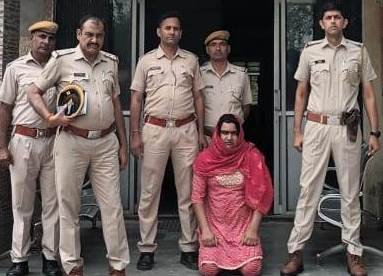 10 लाख की रंगदारी और स्कॉर्पियो लूट का इनामी बदमाश महिला के वेश में पकड़ा गया