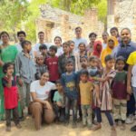सृजन संस्थान द्वारा मेडिकल किट के साथ वस्त्र वितरित किए