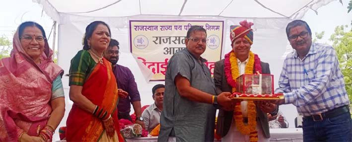 रोडवेज में उत्कृष्ट सेवाओं के लिए मुख्य प्रबंधक उपाध्याय का अभिनंदन