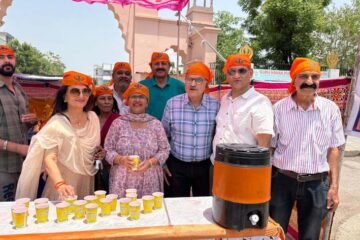 गुरु अर्जन देव के शहीदी दिवस पर छबील सेवा लगायी