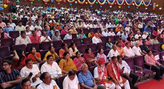भिक्षु स्वामी भक्ति संध्या में भाव विभोरे होकर झूमे श्रोता