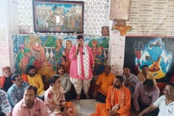 भगवान जगन्नाथ स्वामी की विशाल रथ यात्रा में शामिल भक्तगण मेवाड़ी परिधान तथा महिलाएं केसरिया साड़ी पहनकर साथ चलेगी